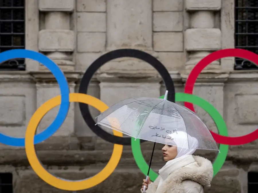 “Ice” non è più solo un cubetto di ghiaccio: richiama l’agenzia dell’immigrazione e la paura. Così le Olimpiadi si adeguano