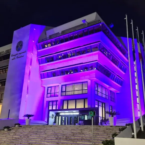 Palazzo Campanella si colora di viola in occasione della Giornata mondiale contro il cancro\n