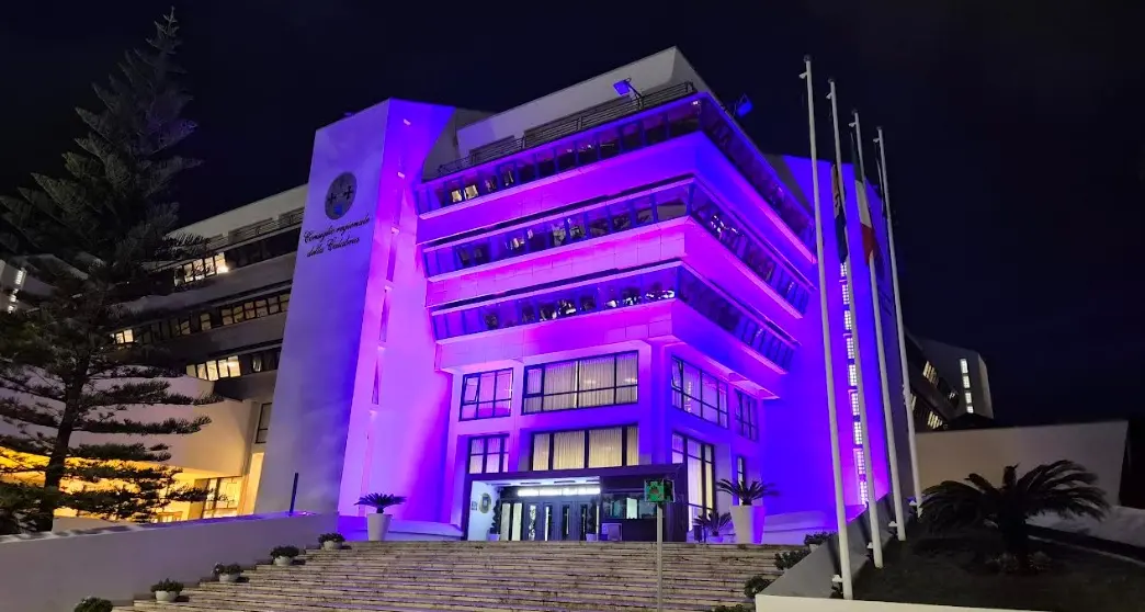 Palazzo Campanella si colora di viola in occasione della Giornata mondiale contro il cancro\n