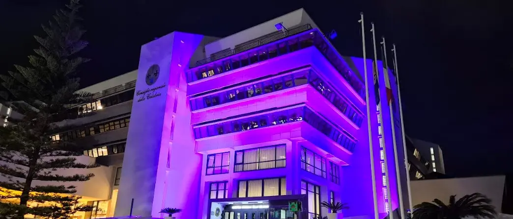 Palazzo Campanella si colora di viola in occasione della Giornata mondiale contro il cancro\n