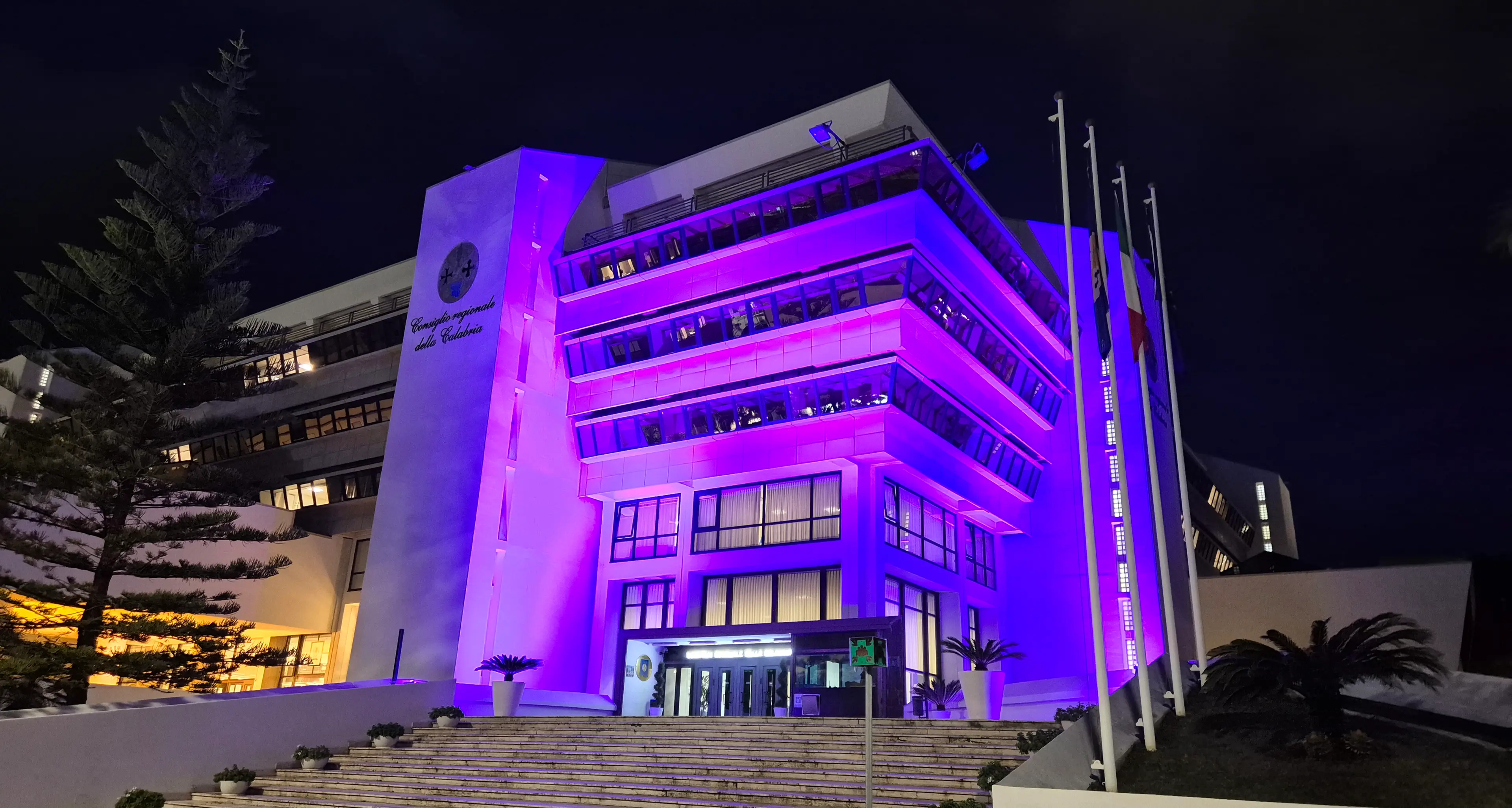 Giornata mondiale contro il cancro, Palazzo Campanella si colora di viola\n