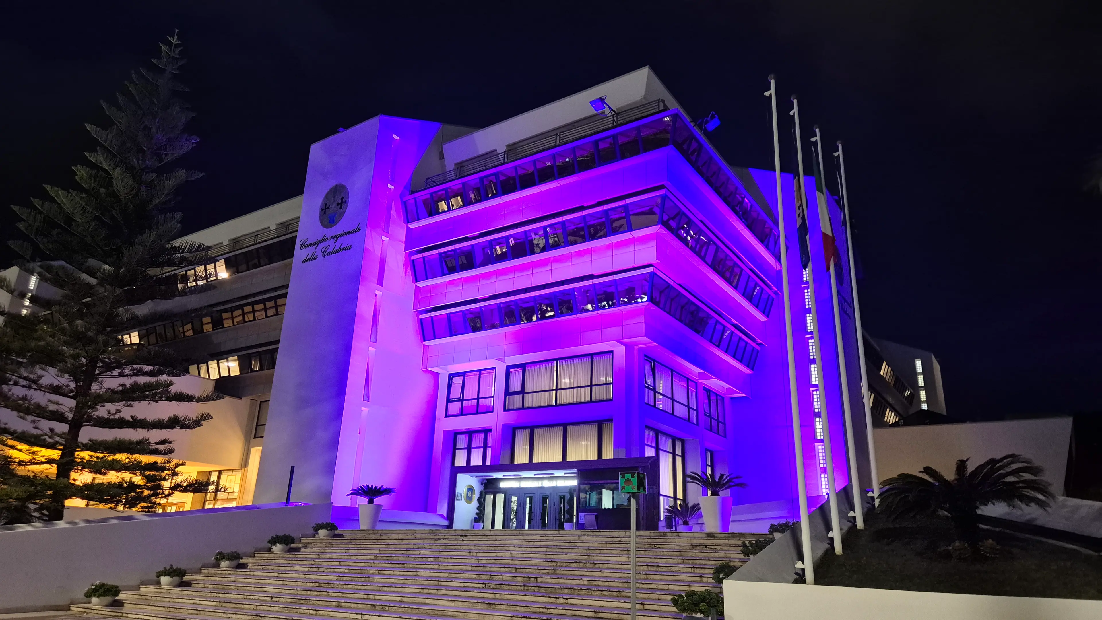 Giornata mondiale contro il cancro, Palazzo Campanella si colora di viola\n