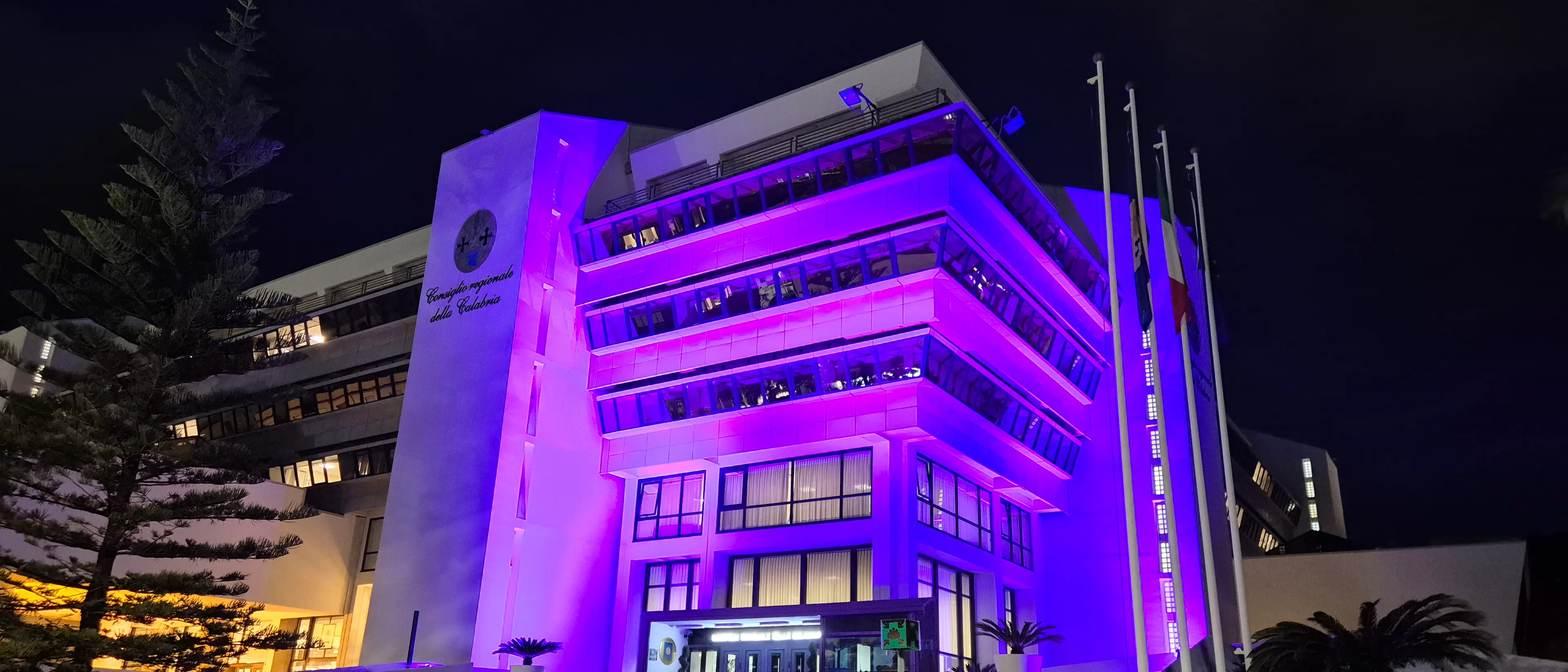 Giornata mondiale contro il cancro, Palazzo Campanella si colora di viola\n