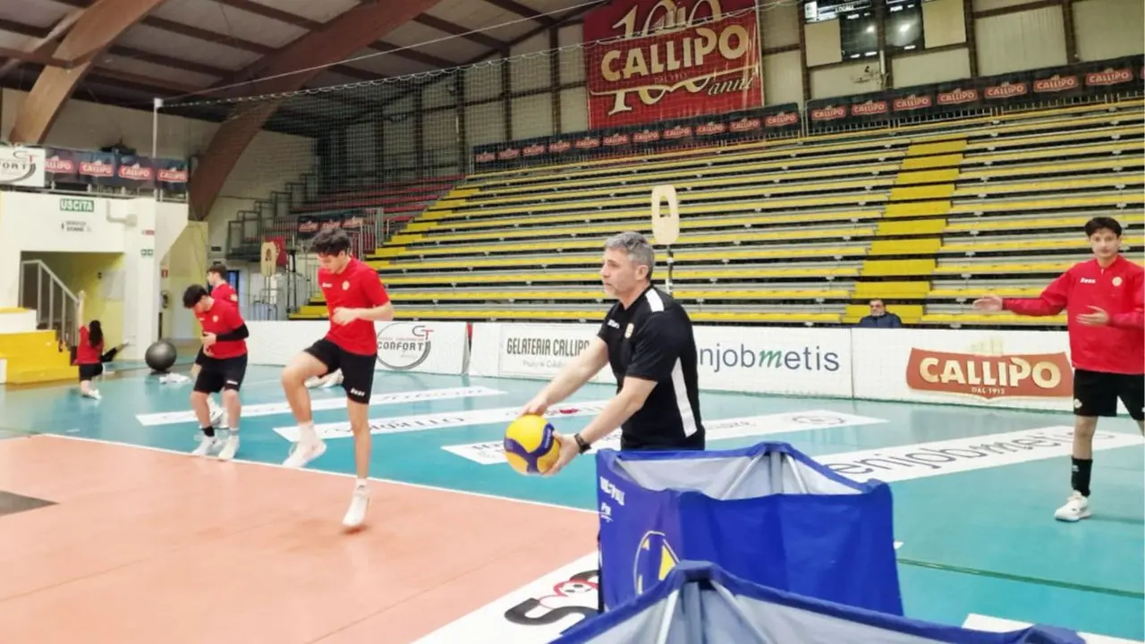 Pallavolo, la Tonno Callipo maschile tra gioventù e ambizioni. Lanci: «Terzo posto? L'appetito vien mangiando, ma non ci montiamo la testa»\n