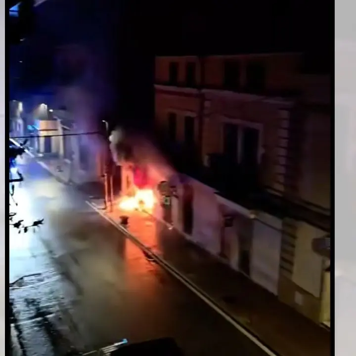 Soveria Mannelli, incendio distrugge tre negozi: danni anche a un appartamento, cinque persone evacuate\n