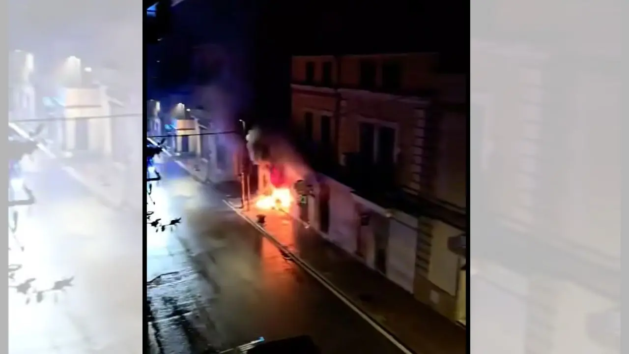 Soveria Mannelli, incendio distrugge tre negozi: danni anche a un appartamento, cinque persone evacuate\n