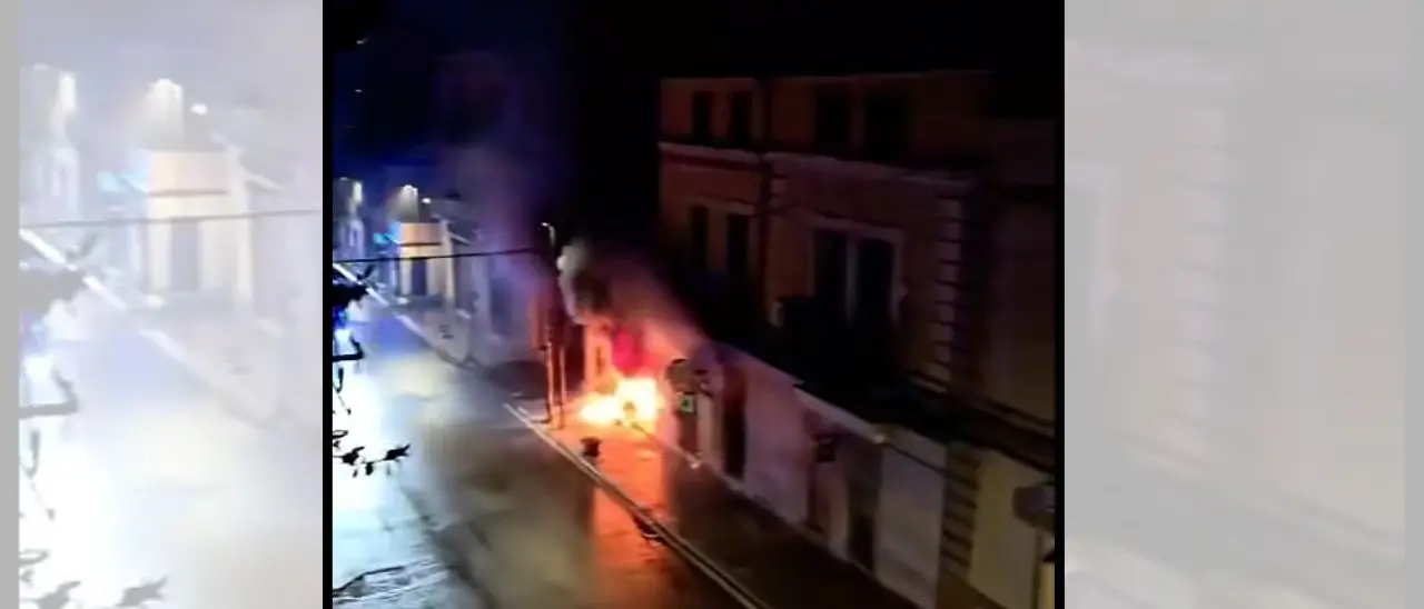 Soveria Mannelli, incendio distrugge tre negozi: danni anche a un appartamento, cinque persone evacuate\n