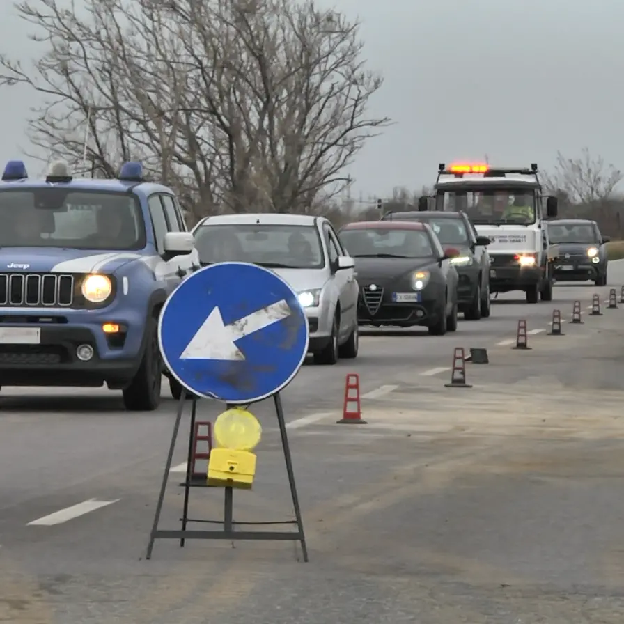 Il mare avanza e la strada arretra ancora sulla statale 18: «È una Calabria divisa in due, forse dimenticata»