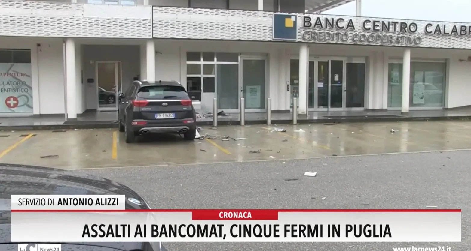Assalti al bancomat, cinque fermi in Puglia