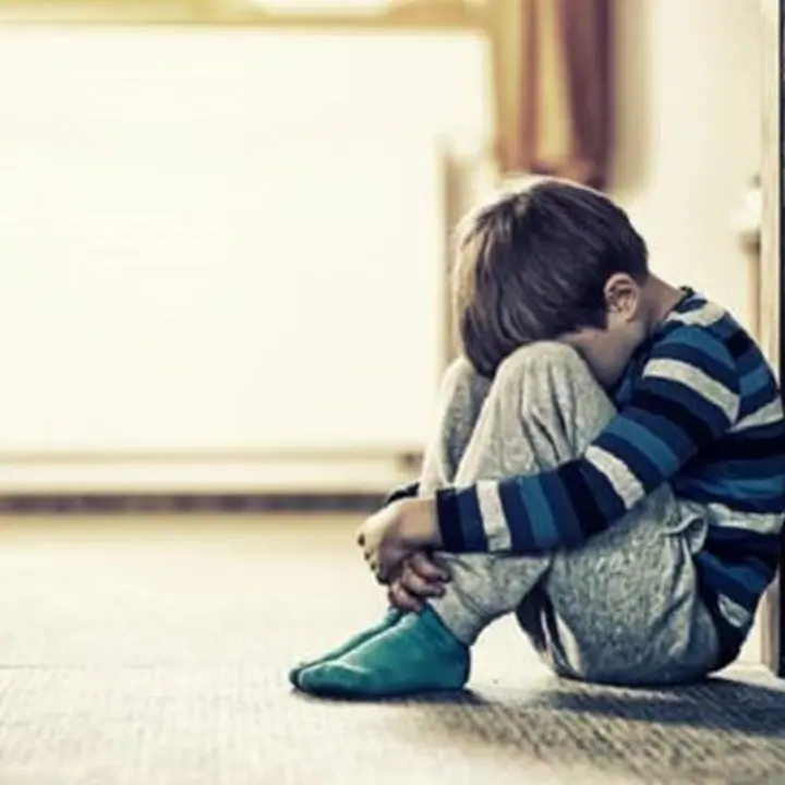 Orrore in Francia, bimbo di 5 anni drogato e violentato da dieci uomini tra cui il padre\n