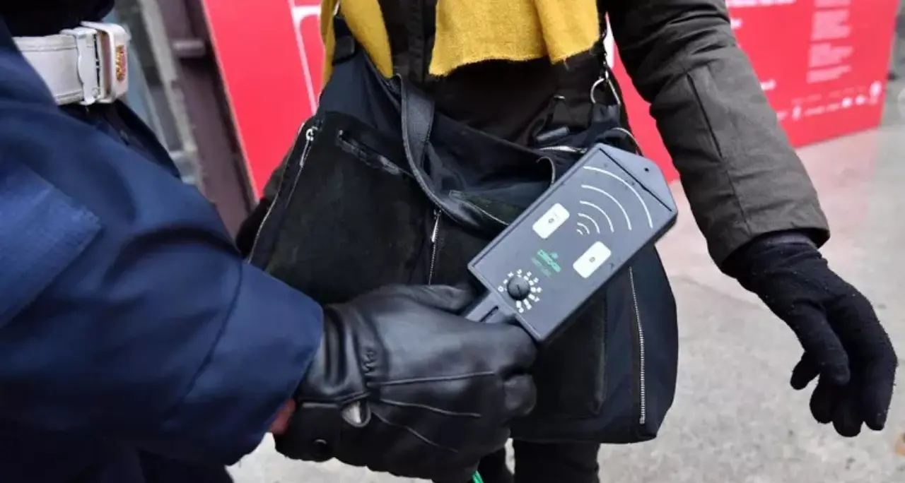 Metal detector nelle scuole Vibonesi? I\u00A0dirigenti scolastici commentano la stretta ministeriale: «Noi la sicurezza l’affrontiamo sul piano educativo»\n