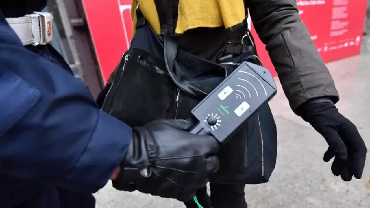 Metal detector nelle scuole Vibonesi? I\u00A0dirigenti scolastici commentano la stretta ministeriale: «Noi la sicurezza l’affrontiamo sul piano educativo»\n