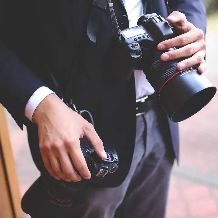 Il governo dell’istante, quando la politica non cerca soluzioni ma visibilità\n