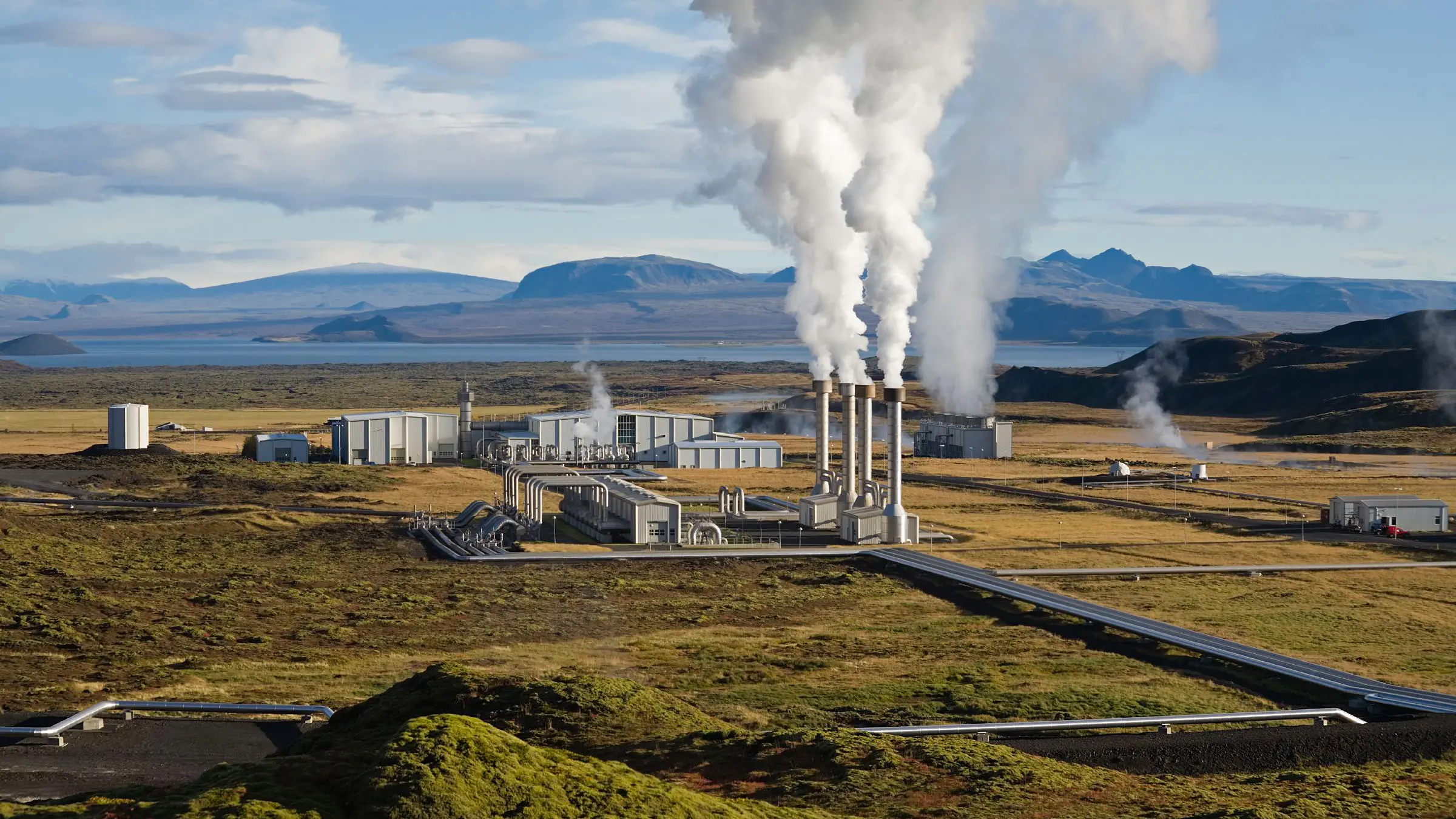 <p>Una centrale geotermica in Islanda</p>\\n