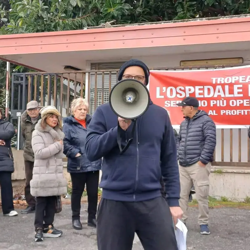 Tropea, ospedale ai minimi termini. I cittadini: «Ora basta, pronti a bloccare le strade. La Regione fa i decreti e poi non li applica»