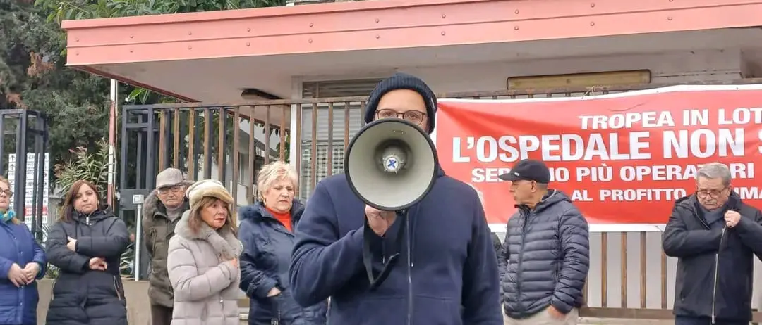 Ospedale di Tropea ai minimi termini, cittadini esasperati: «Ora basta, pronti a bloccare le strade. La Regione fa i decreti e\u00A0poi non li applica»\n