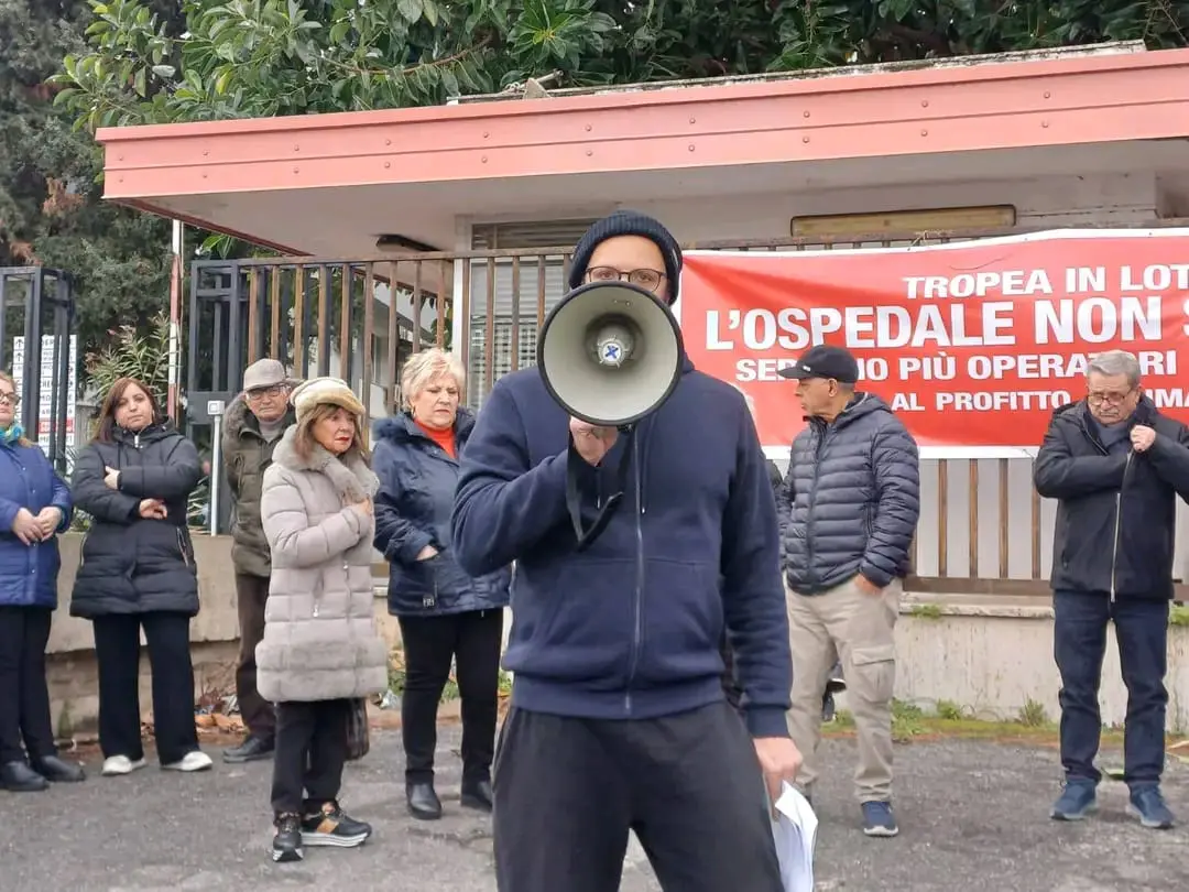 Ospedale di Tropea ai minimi termini, cittadini esasperati: «Ora basta, pronti a bloccare le strade. La Regione fa i decreti e poi non li applica»