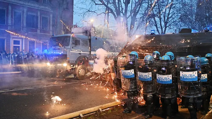 Piazze vietate ai condannati, fermo preventivo e stop alle lame ai minori: il governo vara il decreto sicurezza\n