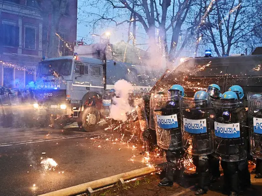 Piazze vietate ai condannati, fermo preventivo e stop alle lame ai minori: il governo vara il decreto sicurezza