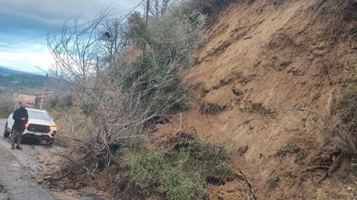 Castrolibero, frana in via San Marco: ordinata la chiusura al traffico\n