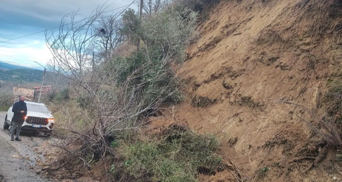 Castrolibero, frana in via San Marco: ordinata la chiusura al traffico\n
