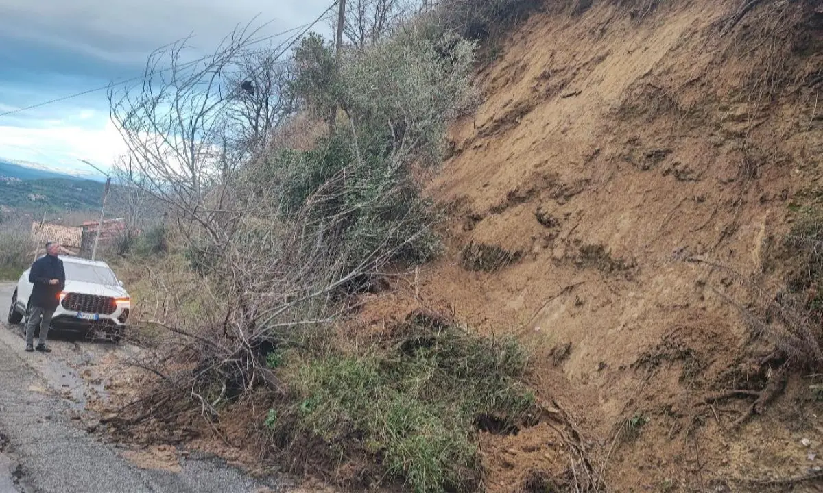 Castrolibero, frana in via San Marco: ordinata la chiusura al traffico\n