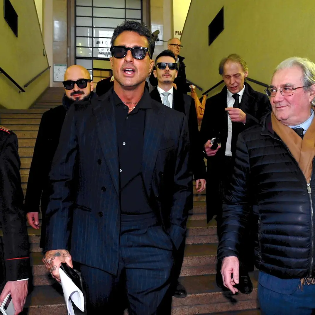 Mediaset alza il tiro contro Corona: causa civile da 160 milioni e un fronte compatto con Berlusconi, De Filippi, Scotti, Blasi e i volti del Biscione\n