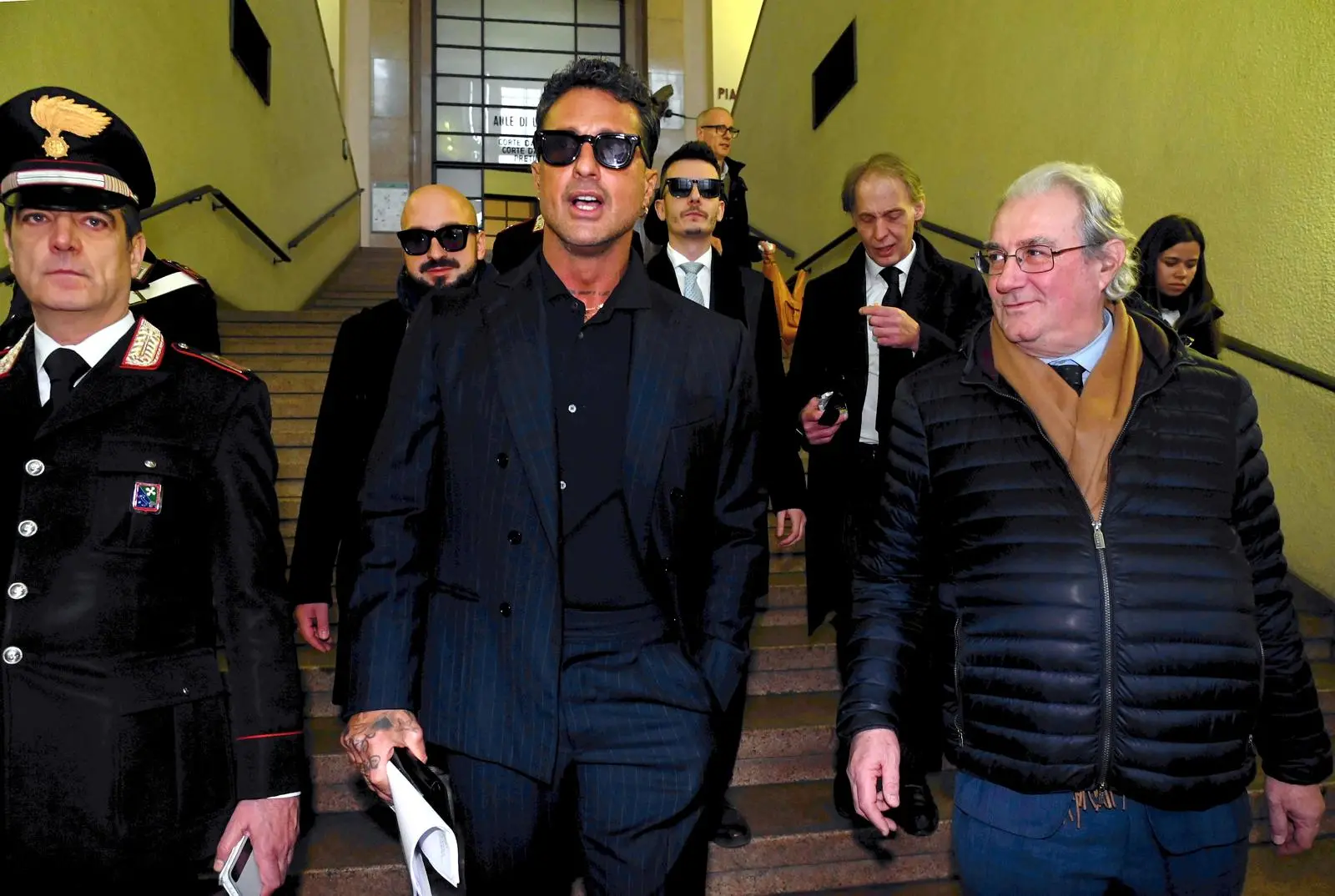 Mediaset alza il tiro contro Corona: causa civile da 160 milioni e un fronte compatto con Berlusconi, De Filippi, Scotti e Blasi