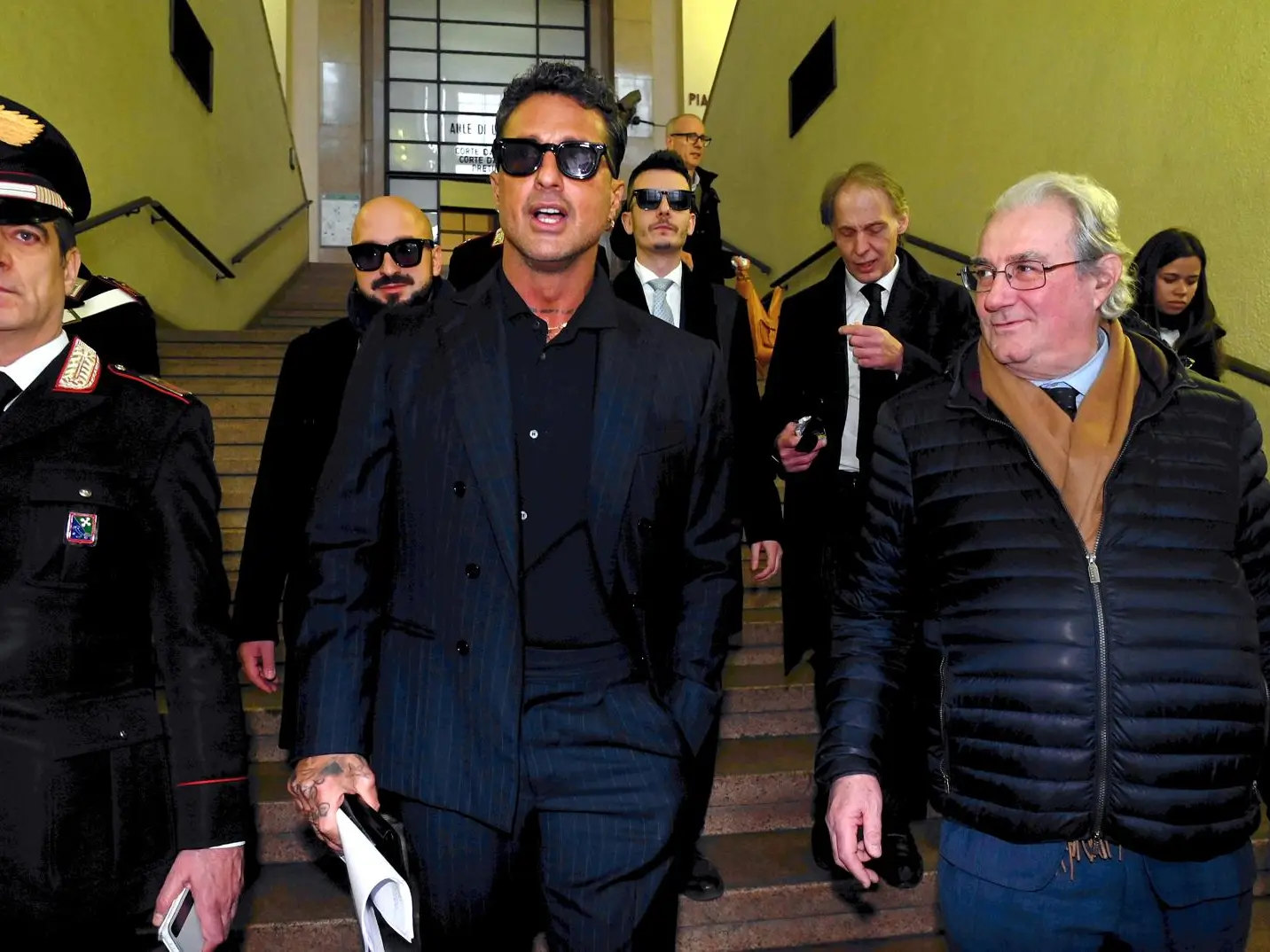 Mediaset alza il tiro contro Corona: causa civile da 160 milioni e un fronte compatto con Berlusconi, De Filippi, Scotti, Blasi e i volti del Biscione