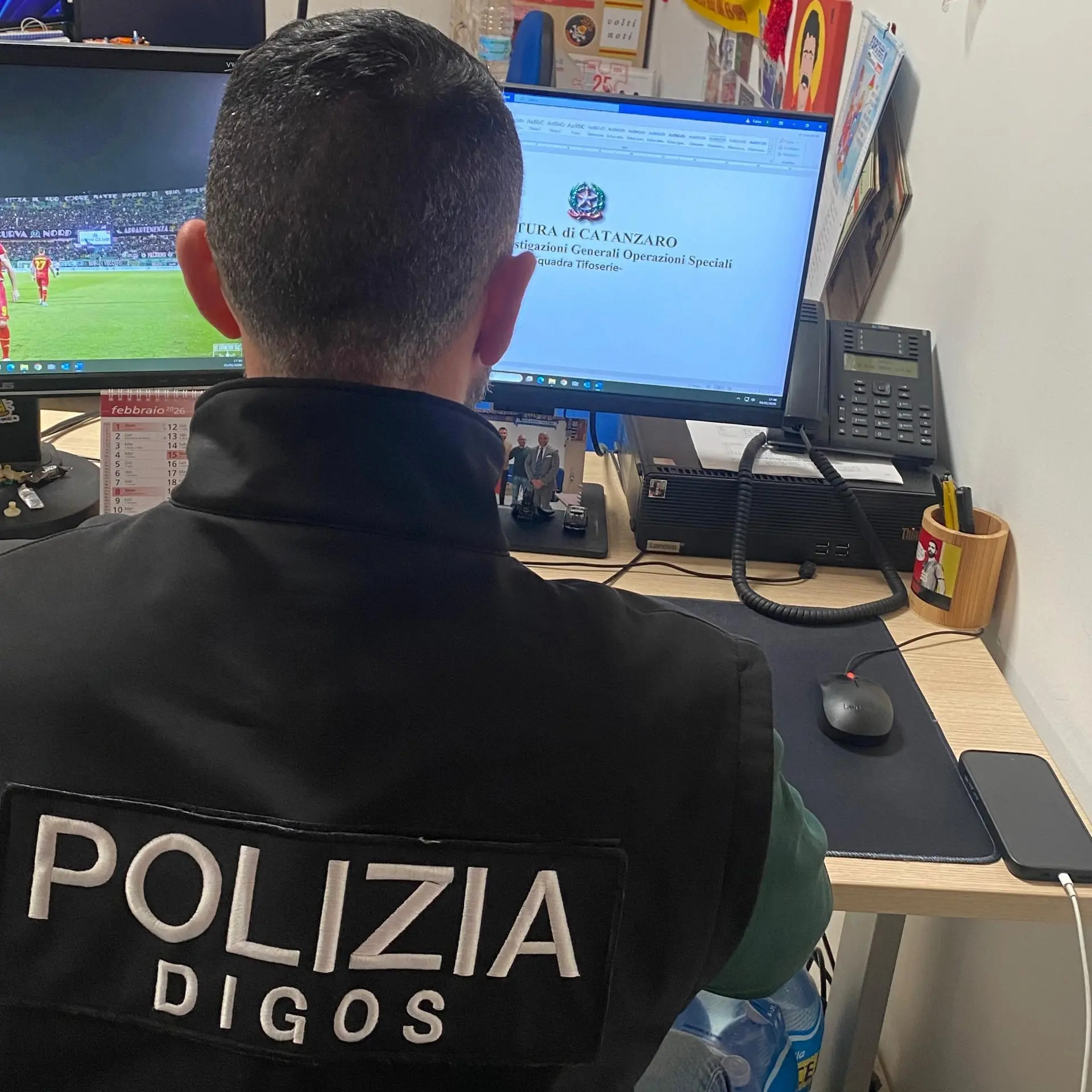 Lancia un petardo in campo durante Catanzaro-Cesena, daspo per un tifoso: incastrato dalle telecamere\n