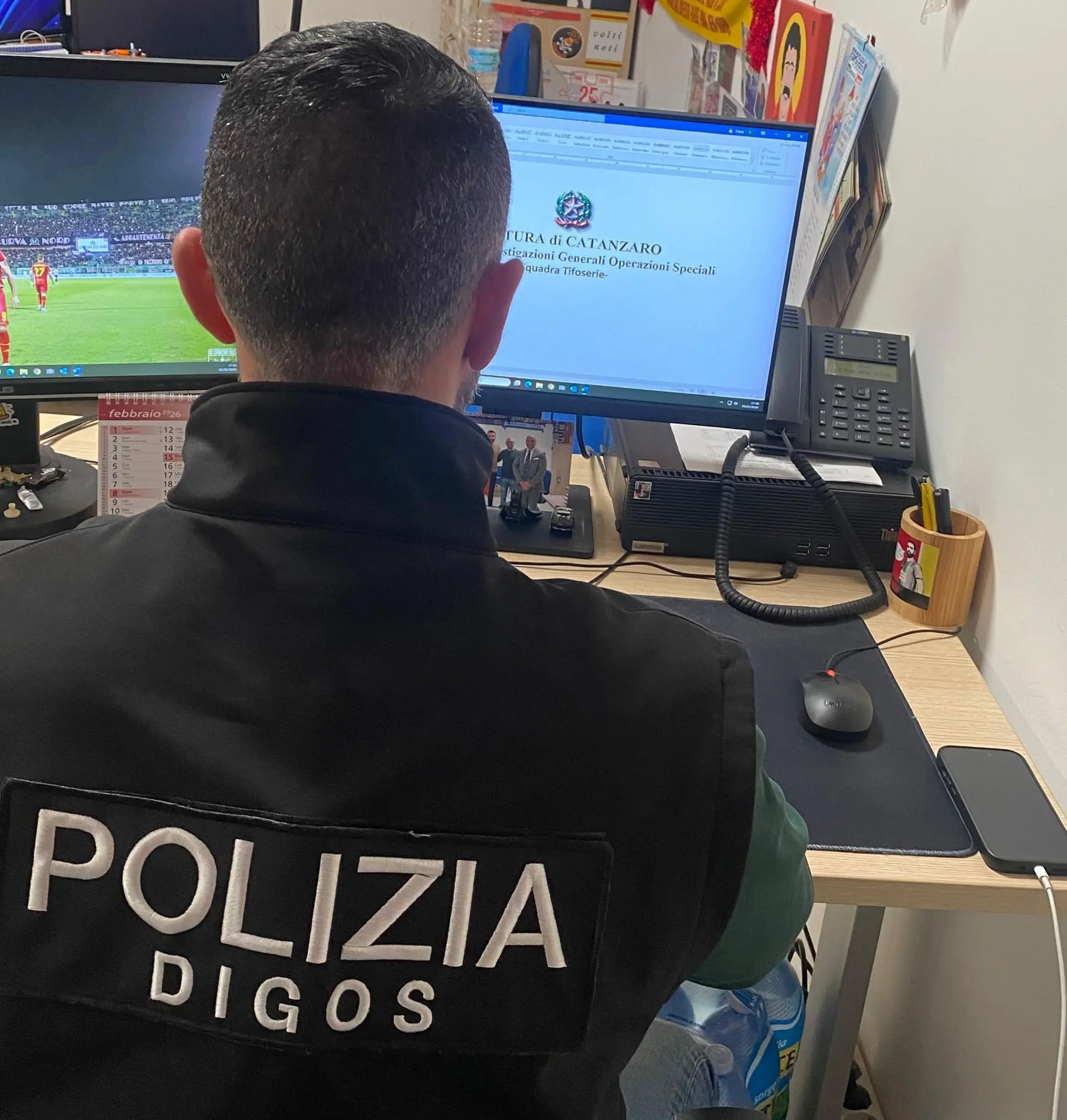 Lancia un petardo in campo durante Catanzaro-Cesena, daspo per un tifoso: incastrato dalle telecamere\n
