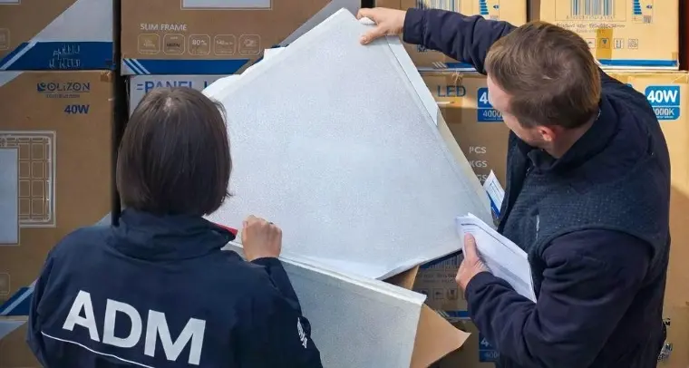 Gioia Tauro, maxi sequestro di pannelli led contraffatti: sigilli ad oltre 3mila prodotti. Denunciato importatore\n