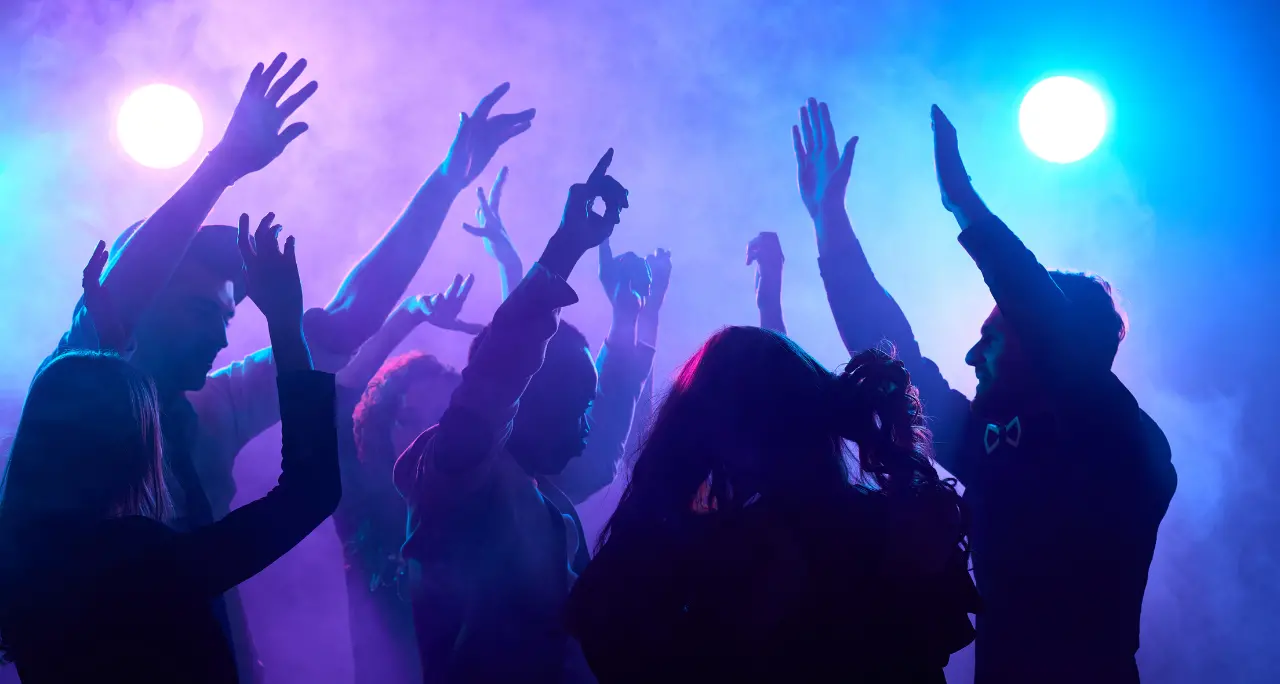 Senza uscite di emergenza né autorizzazioni, chiuso bar\u00A0trasformato in discoteca a Crotone\n