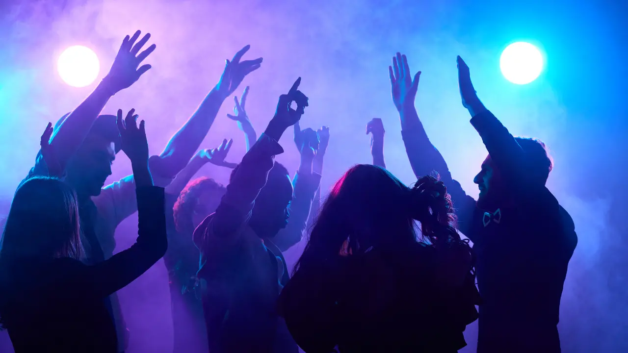 Senza uscite di emergenza né autorizzazioni, chiuso bar\u00A0trasformato in discoteca a Crotone\n