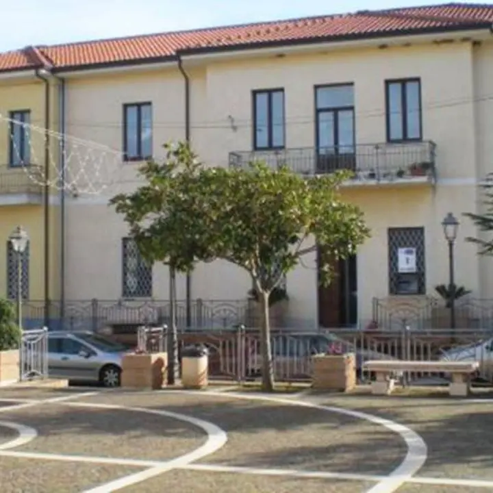 Rottamazione delle cartelle a Zambrone, l’opposizione accusa: «Il sindaco ha già deciso di non aderire ma non lo dice»\n