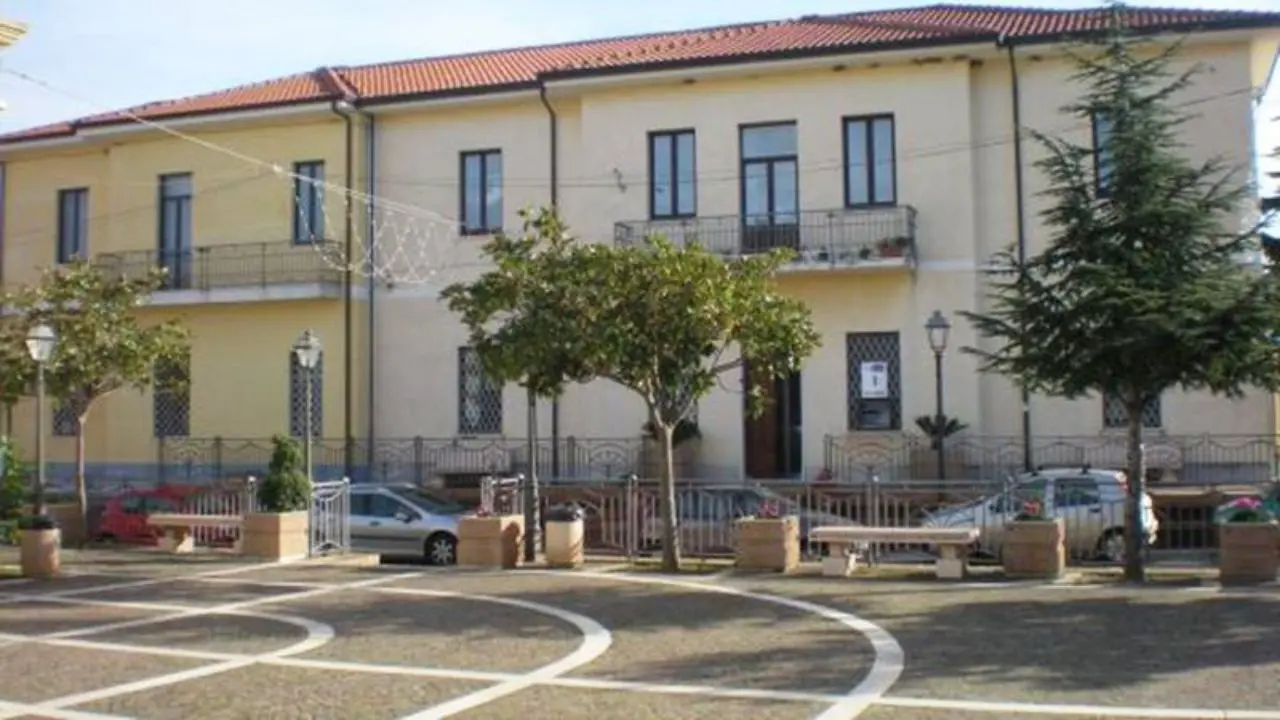 Rottamazione delle cartelle a Zambrone, l’opposizione accusa: «Il sindaco ha già deciso di non aderire ma non lo dice»\n