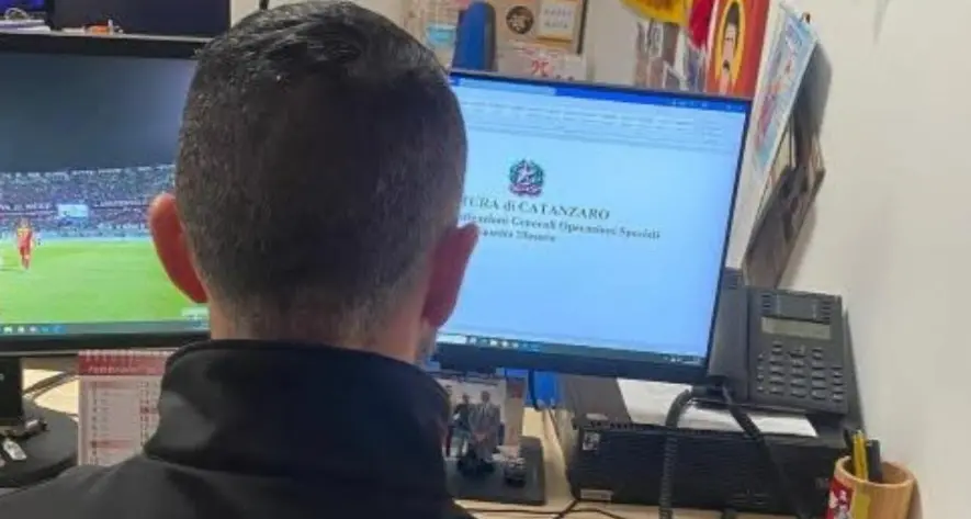 Lancia un petardo in campo durante la partita Catanzaro-Cesena: daspo per un tifoso 24enne\n