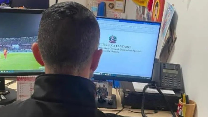 Lancia un petardo in campo durante la partita Catanzaro-Cesena: daspo per un tifoso 24enne\n