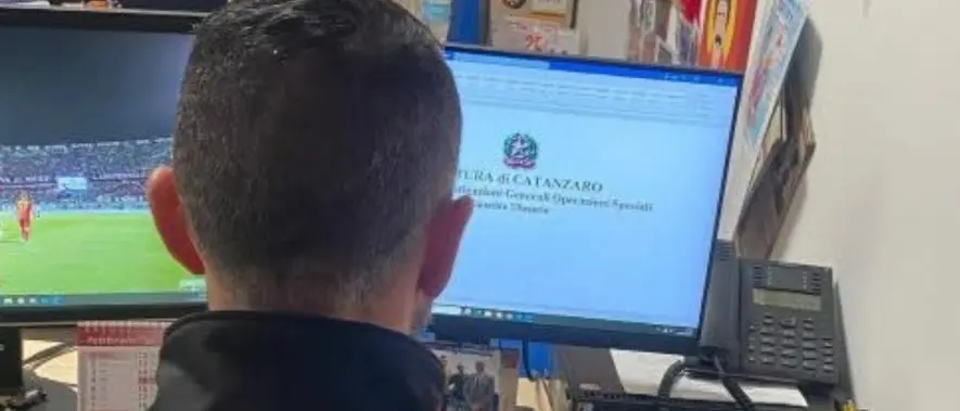 Lancia un petardo in campo durante la partita Catanzaro-Cesena: daspo per un tifoso 24enne\n