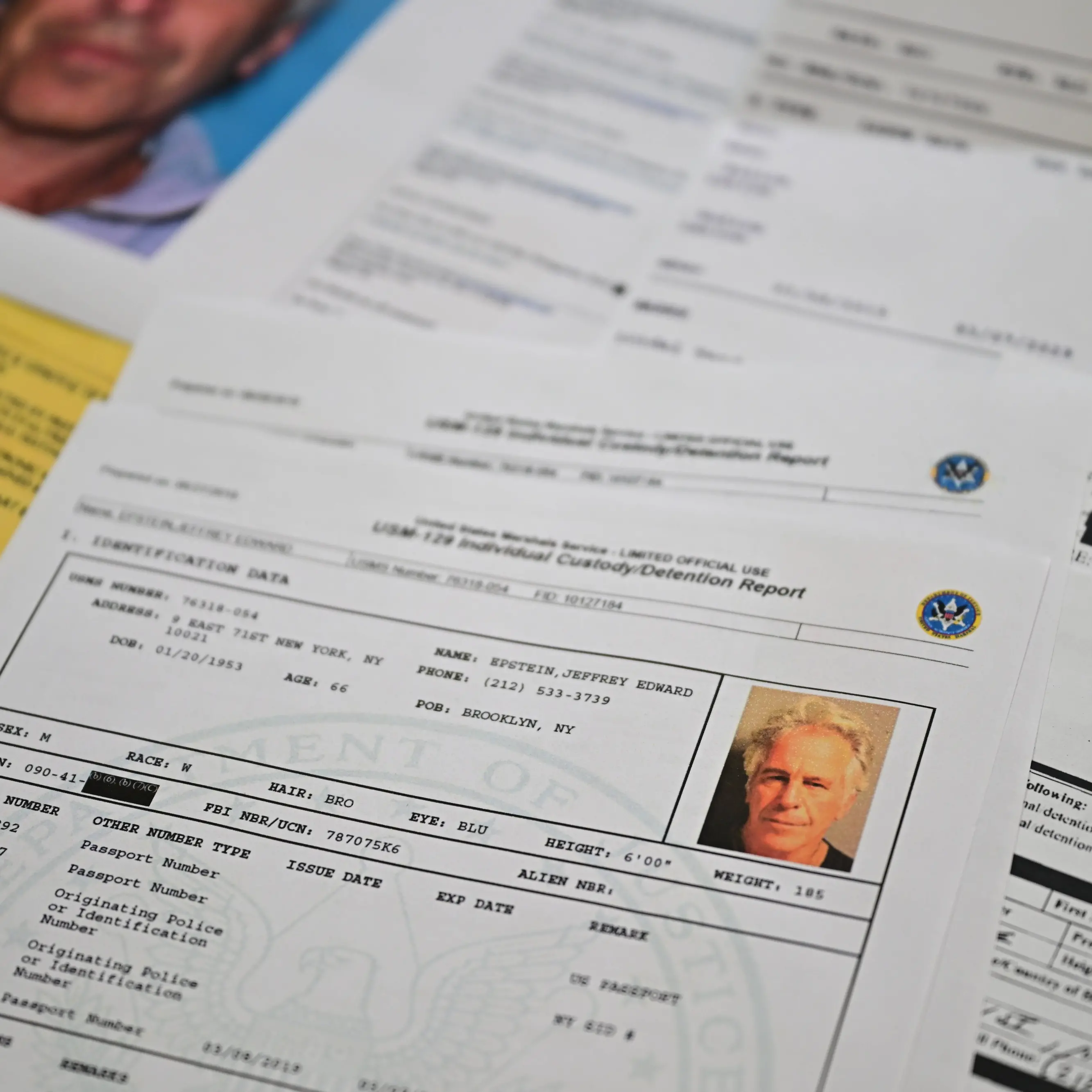 Jeffrey Epstein, il mistero si riapre: un uomo in arancione davanti alla cella prima della morte\n