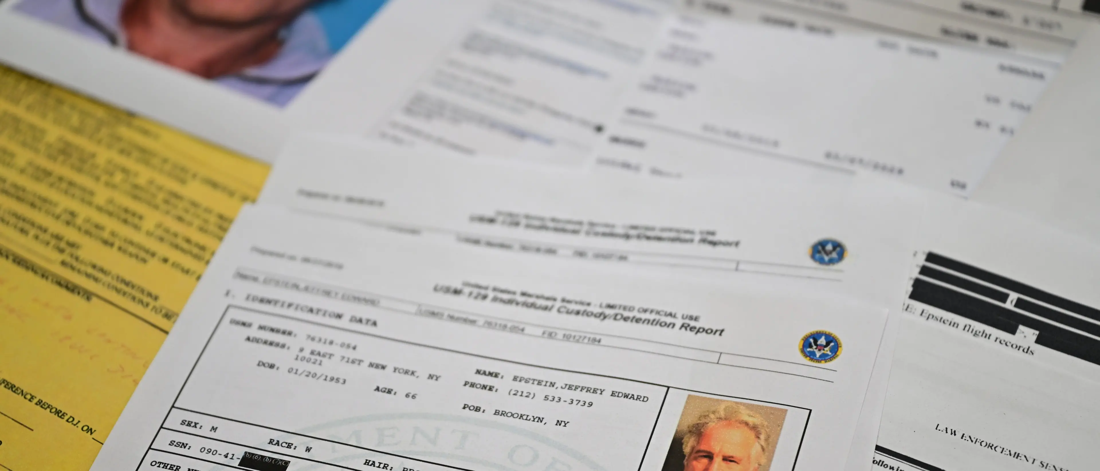 Jeffrey Epstein, il mistero si riapre: un uomo in arancione davanti alla cella prima della morte\n