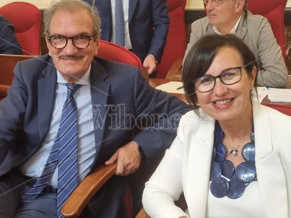 Rimpasto al Comune di Vibo, si dimette anche l’assessore al Bilancio Pina Puntillo. Entrano Colelli e De Luca