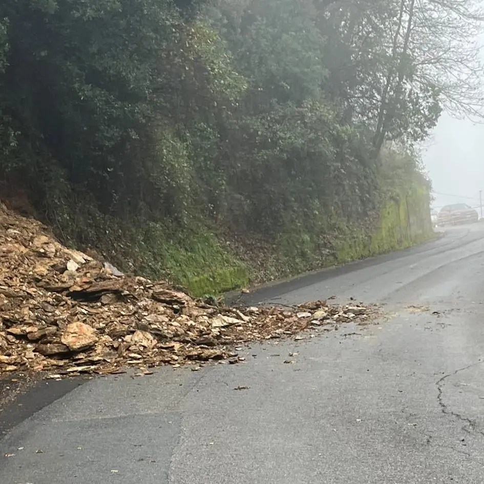 Maierà: frana sulla strada che conduce al paese, scuole chiuse fino a lunedì\n