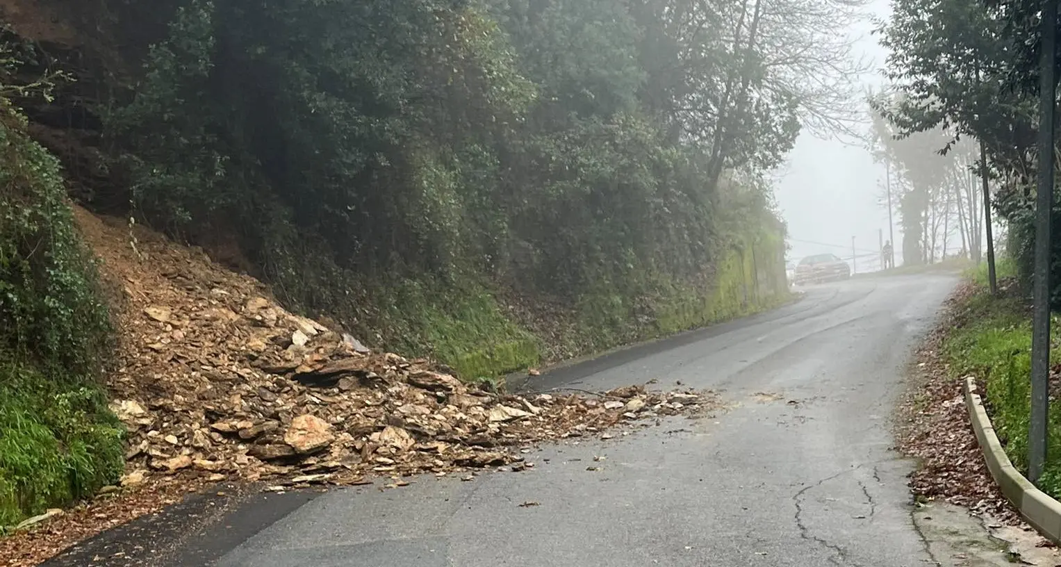 Maierà: frana sulla strada che conduce al paese, scuole chiuse fino a lunedì\n