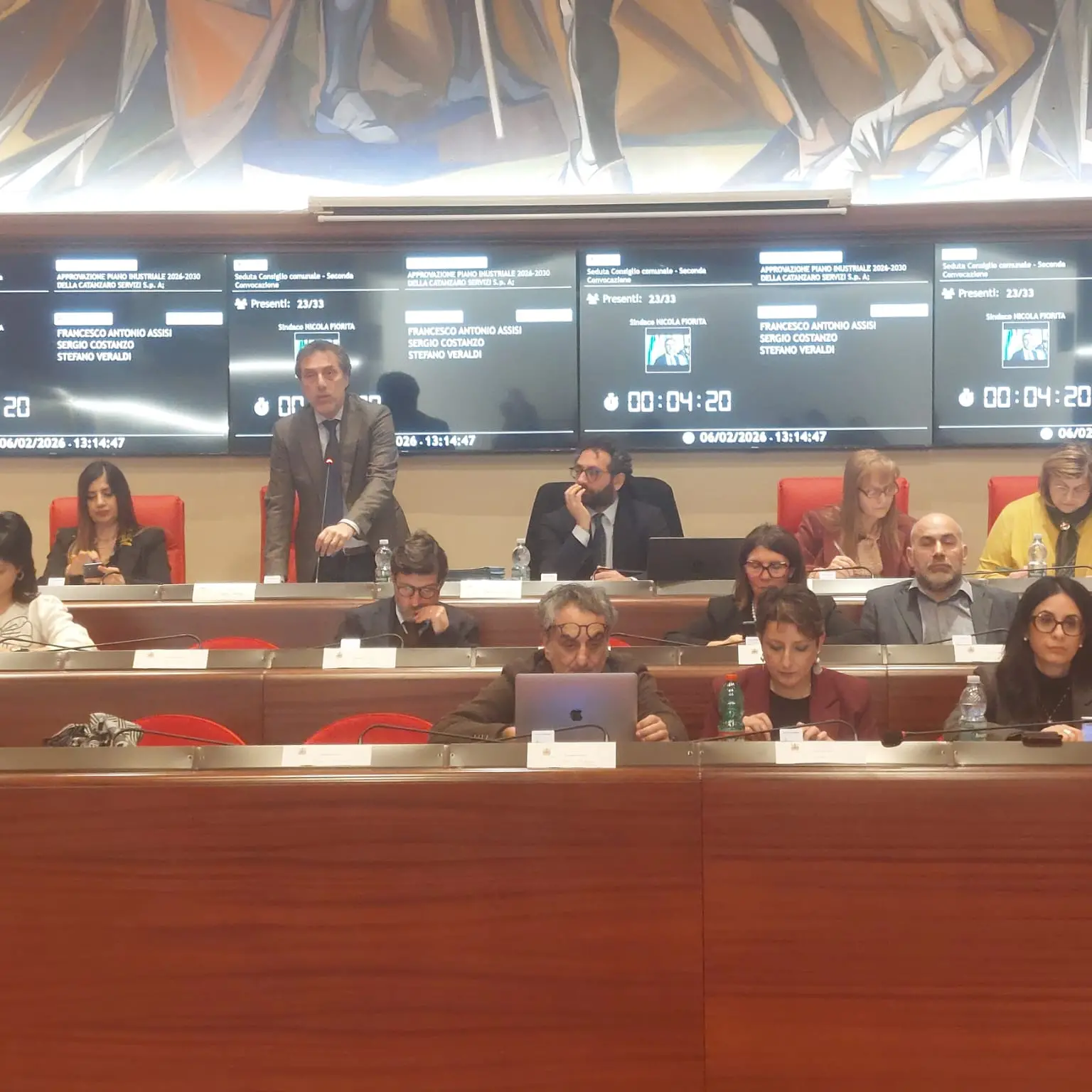 Comune, in aula il Piano industriale per salvare la Catanzaro Servizi. Fiorita sceglie di non replicare alle critiche ma il documento di sfiducia per il sindaco è già dal notaio\n