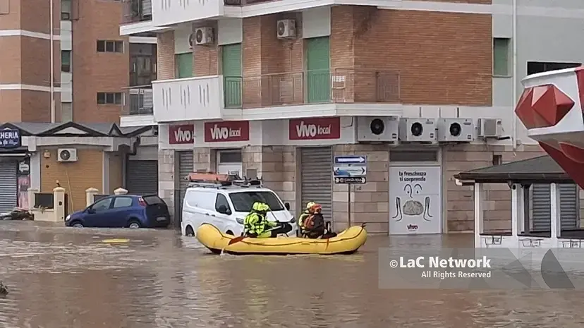 Commercianti allo stremo a Catanzaro dopo il ciclone Harry: «Devono aiutarci a riaprire, non sappiamo dove sbattere la testa»\n