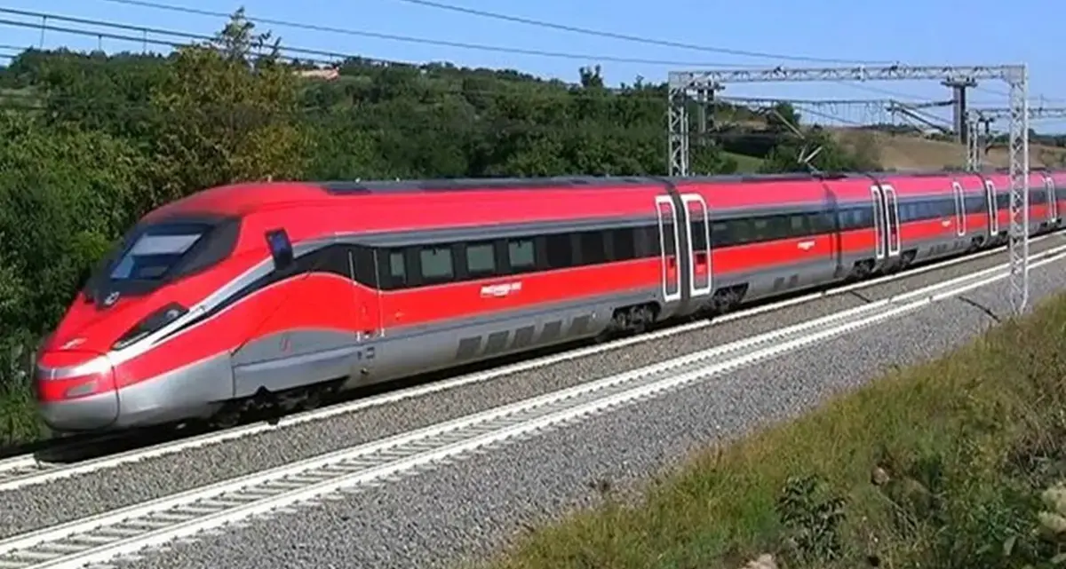 Natale in Calabria, biglietti alle stelle e treni bloccati: Trenitalia tagli le tariffe\n