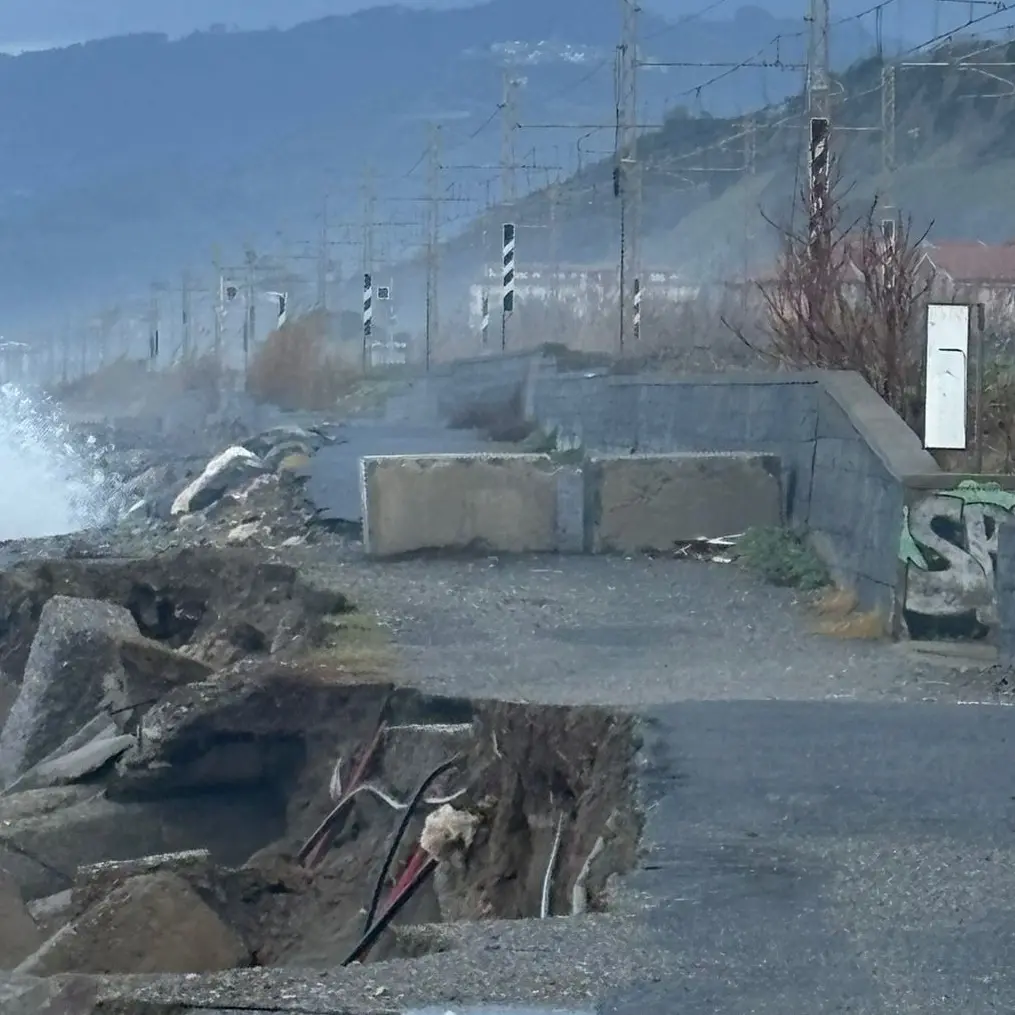 Maltempo nel Tirreno cosentino: frane a Maierà e a Diamante, ferrovia a rischio a Paola\n
