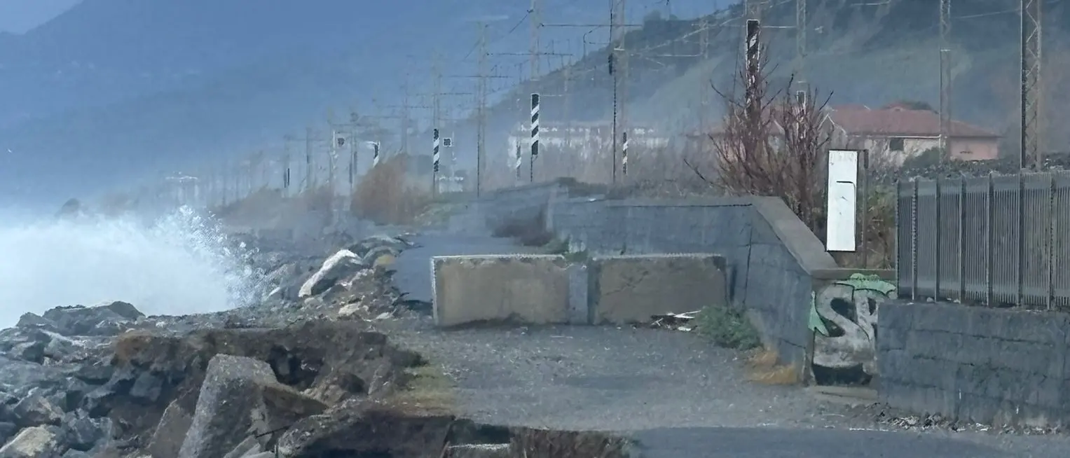 Maltempo nel Tirreno cosentino: frane a Maierà e a Diamante, ferrovia a rischio a Paola\n
