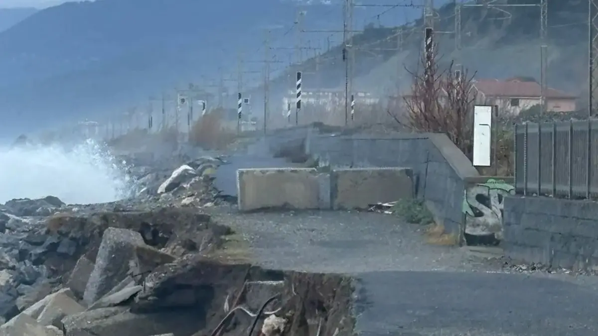 <p>La frana a ridosse della ferrovia a Paola</p>\\n